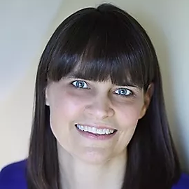 Woman with blue eyes and brown hair.